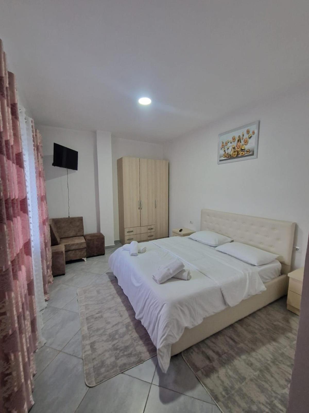 Bar-Restaurant-Hotel-Familja Klos المظهر الخارجي الصورة