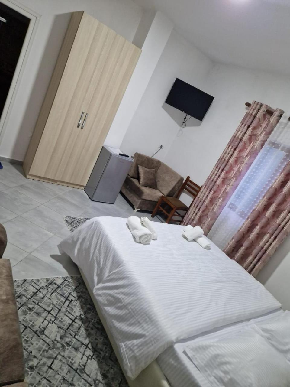 Bar-Restaurant-Hotel-Familja Klos المظهر الخارجي الصورة