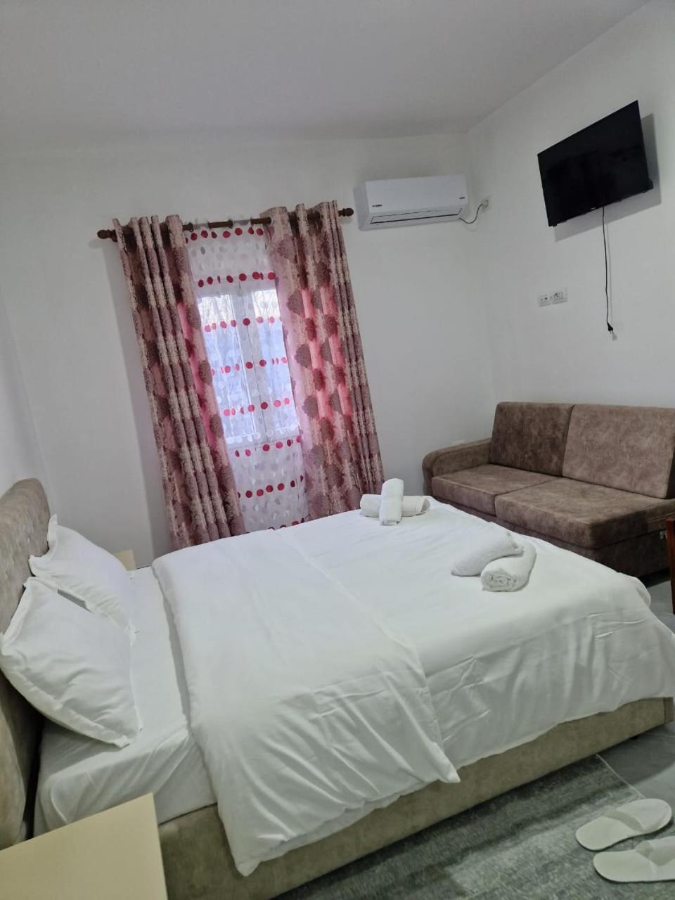 Bar-Restaurant-Hotel-Familja Klos المظهر الخارجي الصورة